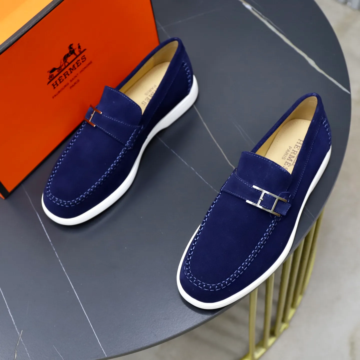 Ex-factory price: 540💰Hermès/Hermès slip-on men's shoes. This shoe is made of imported cow suede leather, with simple and smooth lines, and a 3CM rubber foam ultra-light sole combined with aerodynamic design! Youthful and fashionable, H button decoration, contrasting leather embellishment on the heel, calf lining to gently wrap your feet, with embossed logo cowhide feet, leather rock strips, casual and urban style, highlighting youthful vitality, sports and leisure version, super versatile Size number: 38-39-40-41-42-43-44 Standard leather shoe size (45 can be customized but does not support returns)